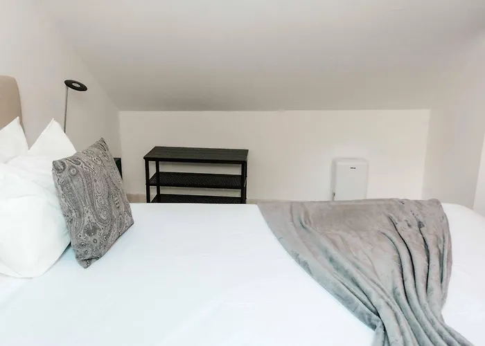 Principe Real Duplex With Terrace By Local Apartment